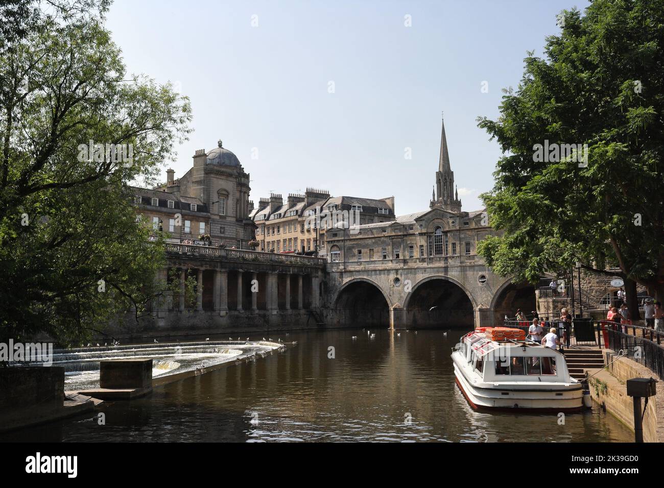 Pulteney Bridge sul fiume Avon a Bath Inghilterra Regno Unito Riverside Waterfront Scenic World Heritage City Foto Stock