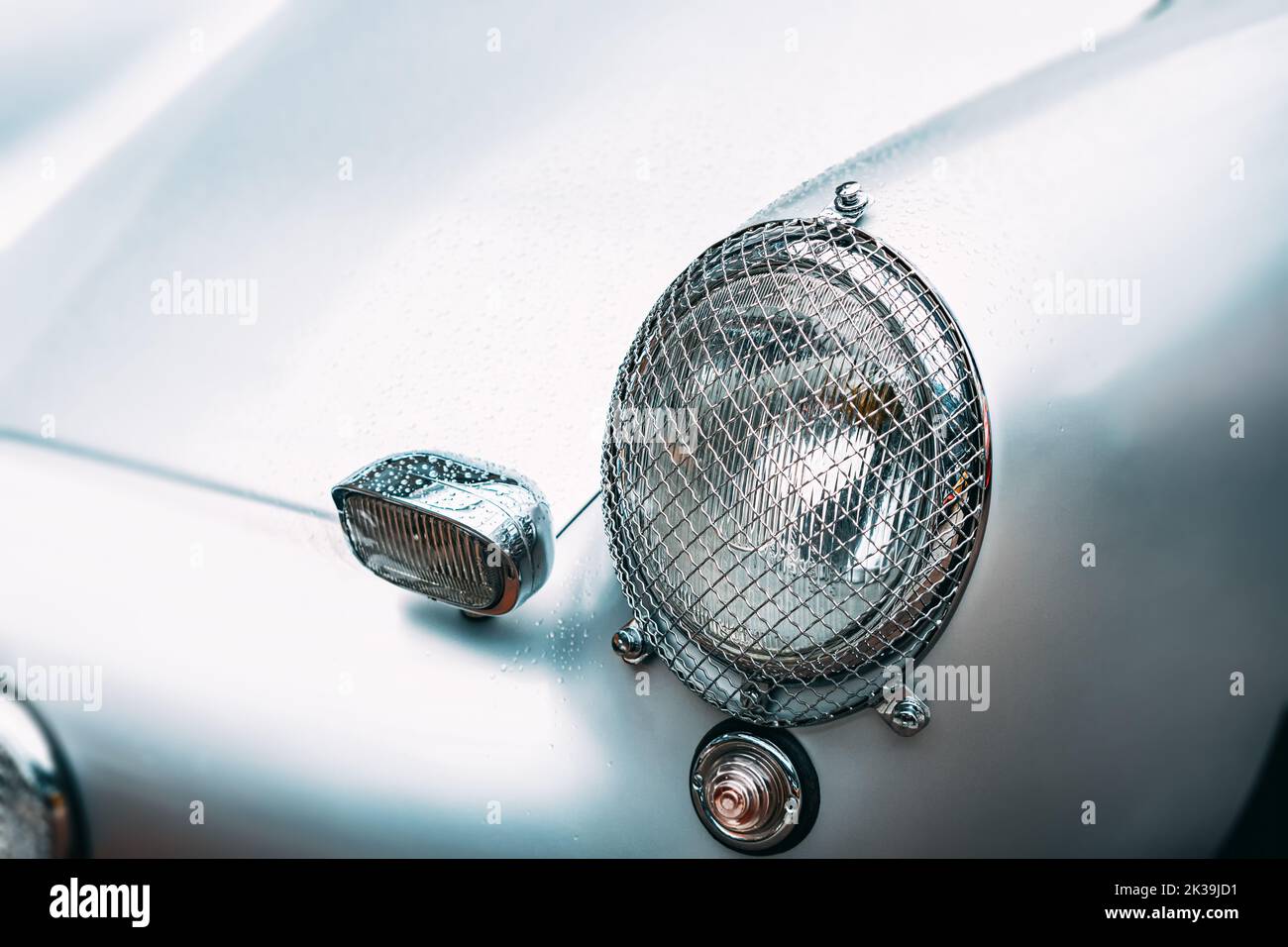 Griglia di protezione sui fari di un'auto d'epoca retrò per proteggere da schegge e pietre. Foto Stock