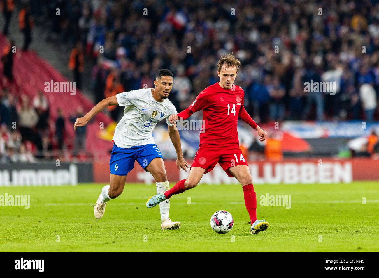 Copenaghen, Danimarca. 25th Set, 2022. Mikkel Damsgaard (14) di Danimarca e William Saliba (3) di Francia visto durante la partita della UEFA Nations League tra Danimarca e Francia a Parken a Copenaghen. (Photo Credit: Gonzales Photo/Alamy Live News Foto Stock