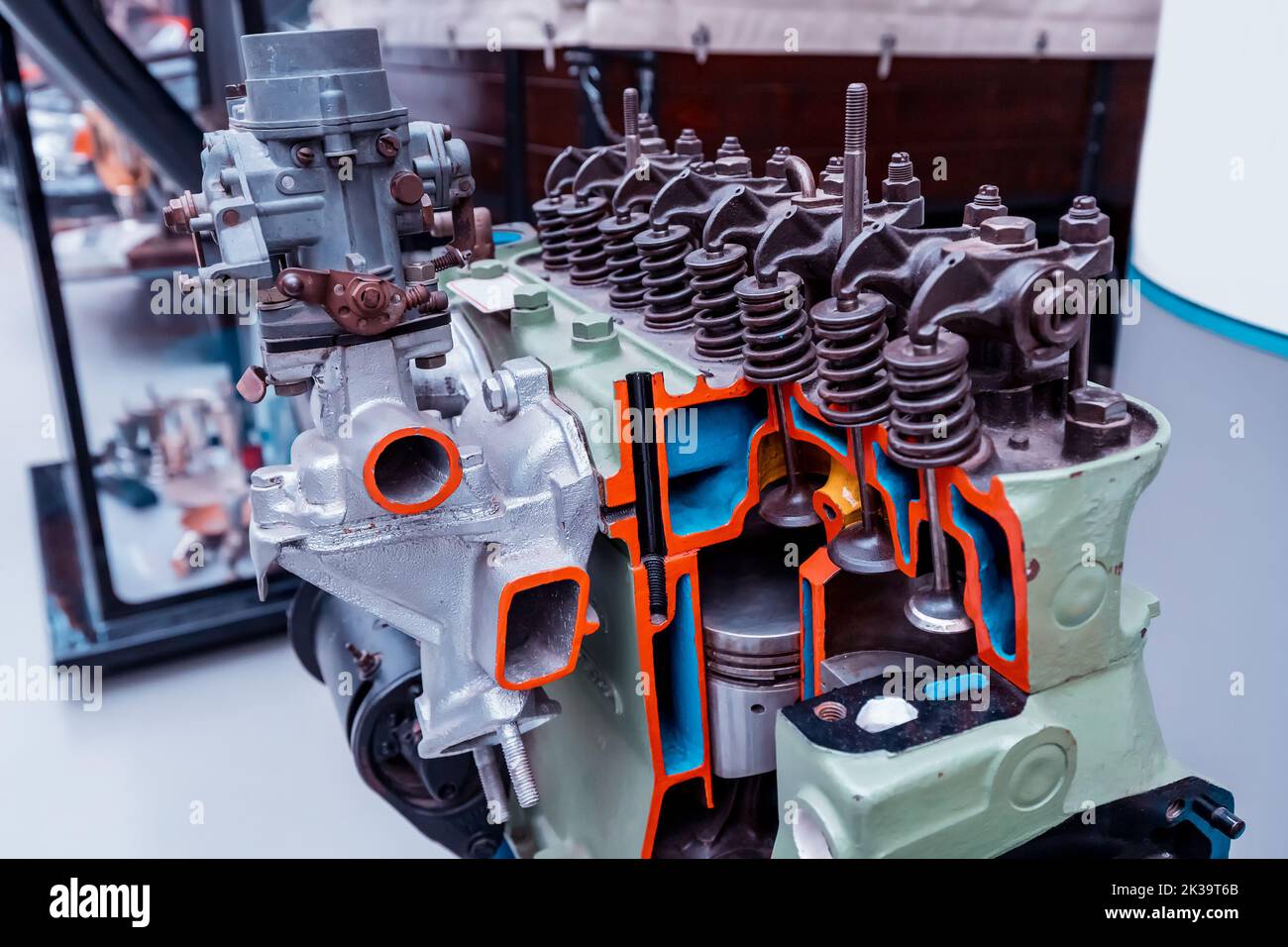 Il motore a combustione interna della vettura nella sezione. Cilindri, pistoni e candele. Corsi di formazione meccanica e scuola guida Foto Stock