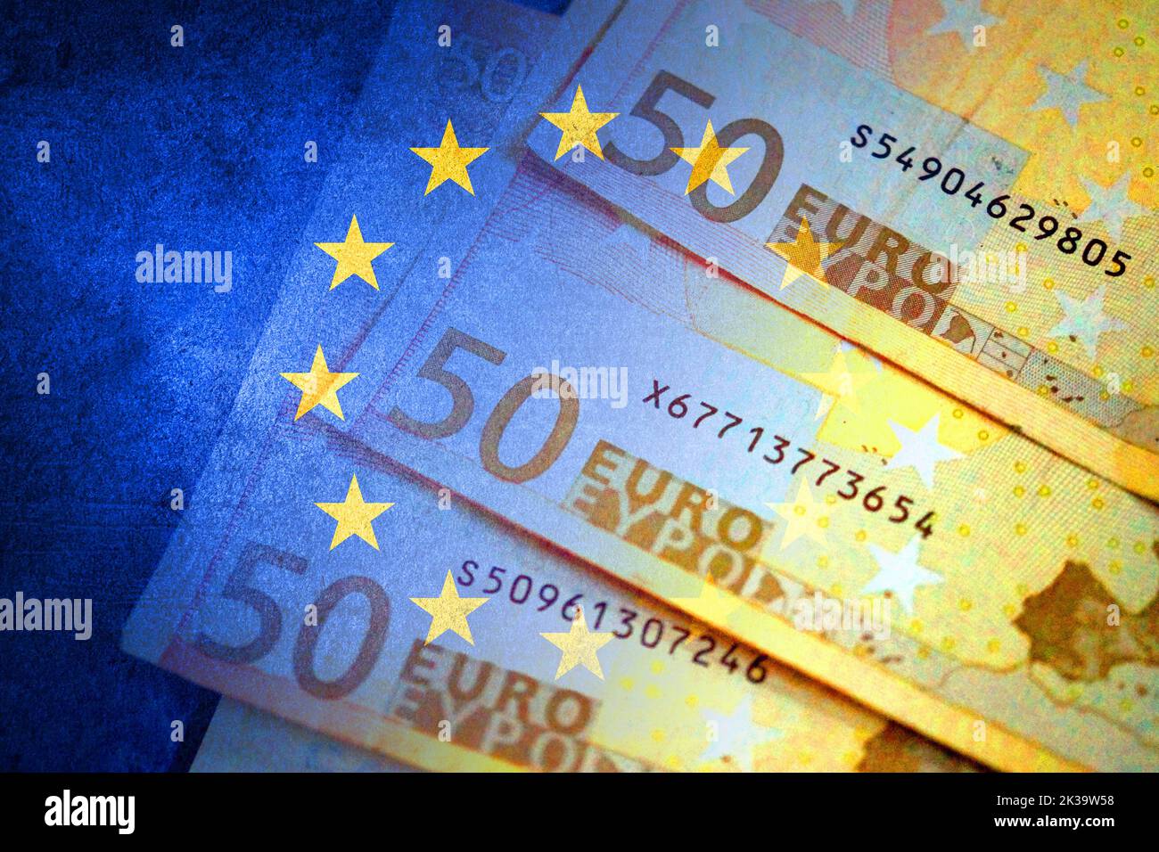 Bandiera dell'Unione europea e banconote in euro (moneta, economia, affari, finanza, inflazione, crisi) Foto Stock