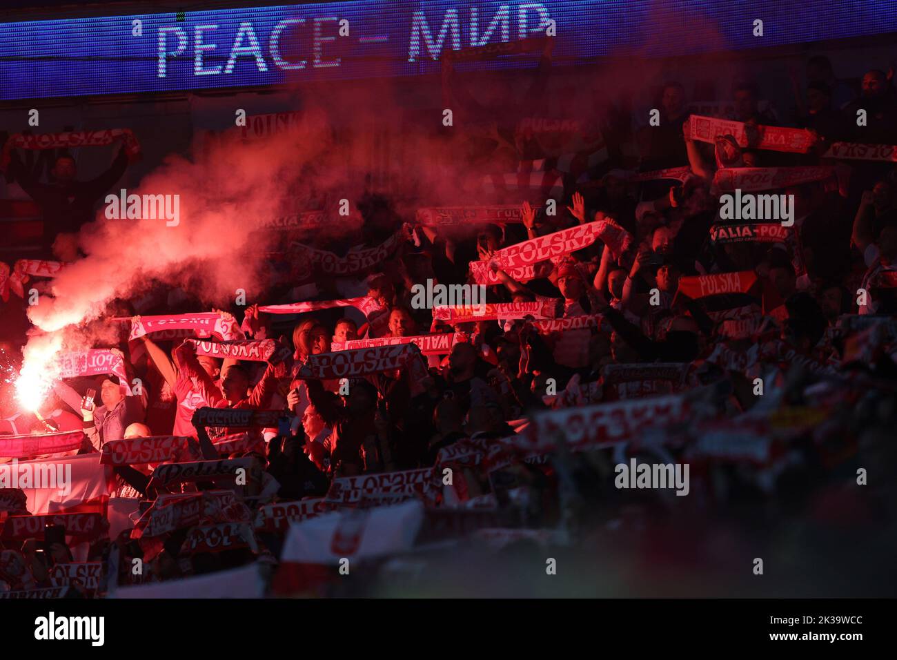 Cardiff, Regno Unito. 25th Set, 2022. I tifosi della Polonia hanno spento le zampate rosse prima di k/o. UEFA Nations League, gruppo D match, Galles contro Polonia, domenica 25th settembre 2022 allo stadio cittadino di Cardiff, Galles del Sud. Solo per uso editoriale. pic di Andrew Orchard/Andrew Orchard SPORTS photography/Alamy Live News Credit: Andrew Orchard SPORTS photography/Alamy Live News Foto Stock