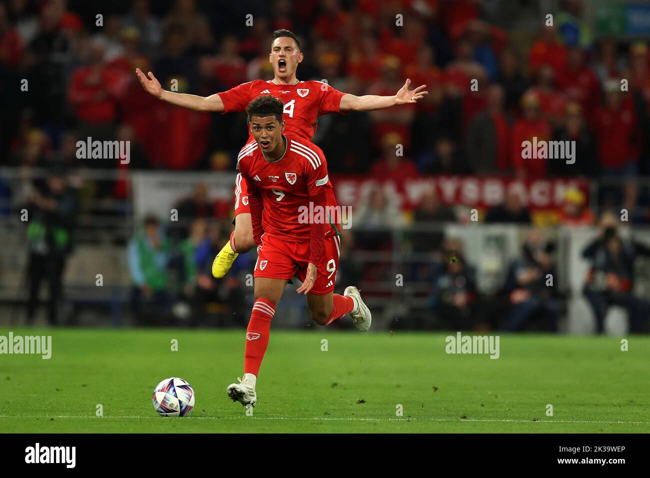 Cardiff, Regno Unito. 25th Set, 2022. Brennan Johnson of Wales (9) & Connor Roberts of Wales (14) in azione. UEFA Nations League, gruppo D match, Galles contro Polonia, domenica 25th settembre 2022 allo stadio cittadino di Cardiff, Galles del Sud. Solo per uso editoriale. pic di Andrew Orchard/Andrew Orchard SPORTS photography/Alamy Live News Credit: Andrew Orchard SPORTS photography/Alamy Live News Foto Stock