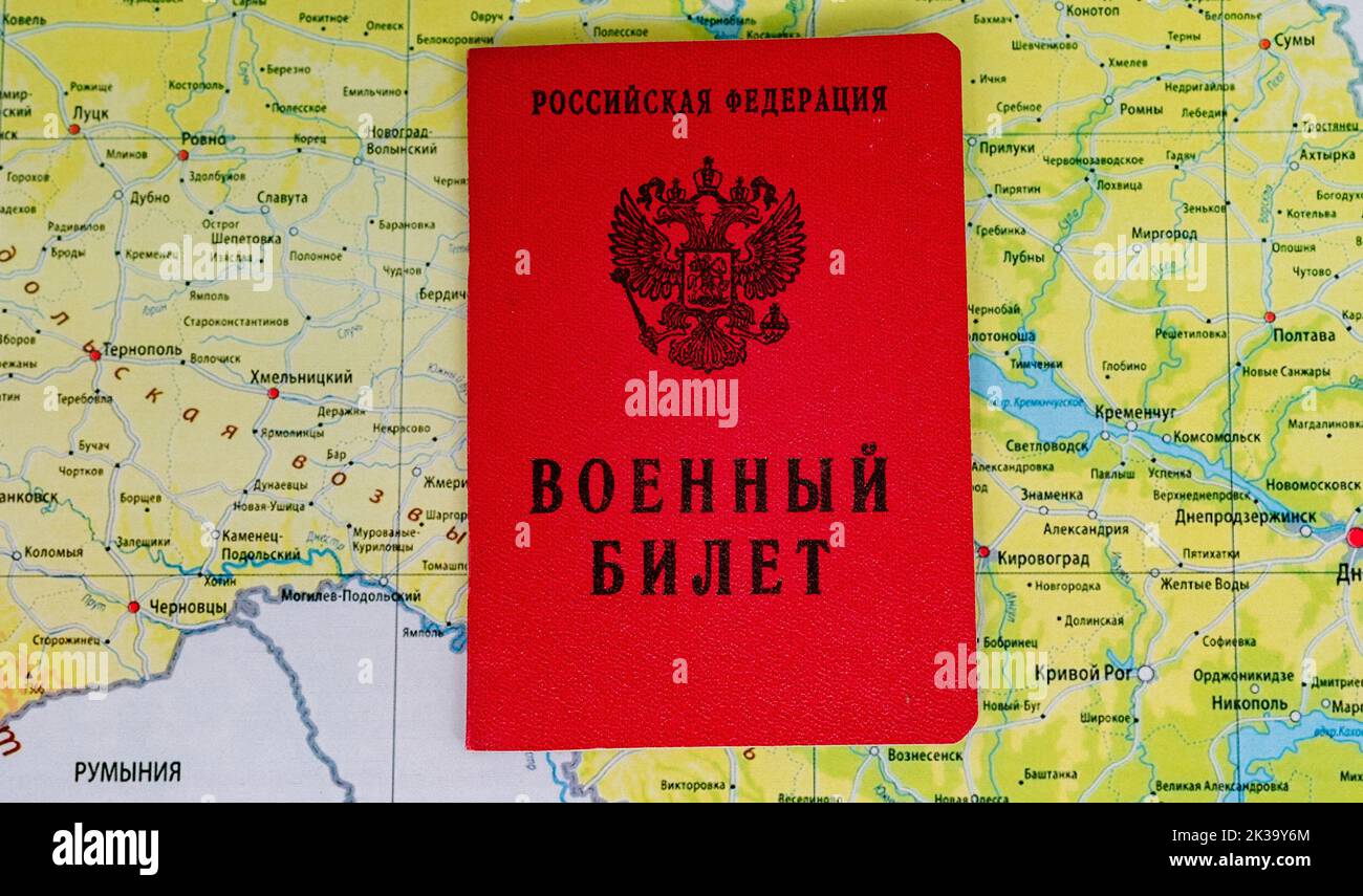 25 settembre 2022, Mosca, Russia. Biglietto militare di un funzionario di riserva della Federazione Russa sullo sfondo di una mappa dell'Ucraina Foto Stock