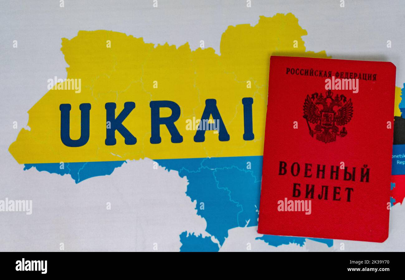 25 settembre 2022, Mosca, Russia. Biglietto militare di un funzionario di riserva della Federazione Russa sullo sfondo di una mappa dell'Ucraina Foto Stock
