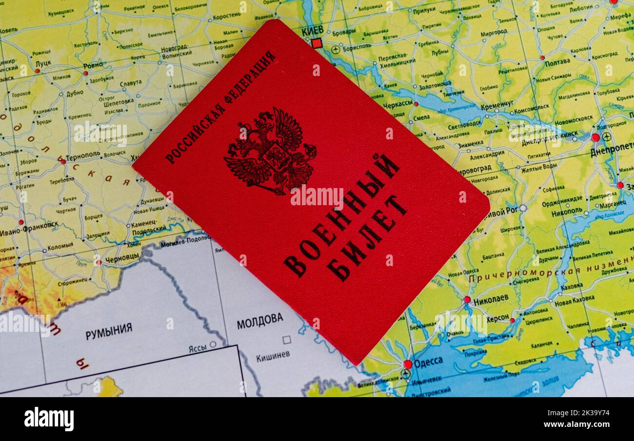 25 settembre 2022, Mosca, Russia. Biglietto militare di un funzionario di riserva della Federazione Russa sullo sfondo di una mappa dell'Ucraina Foto Stock