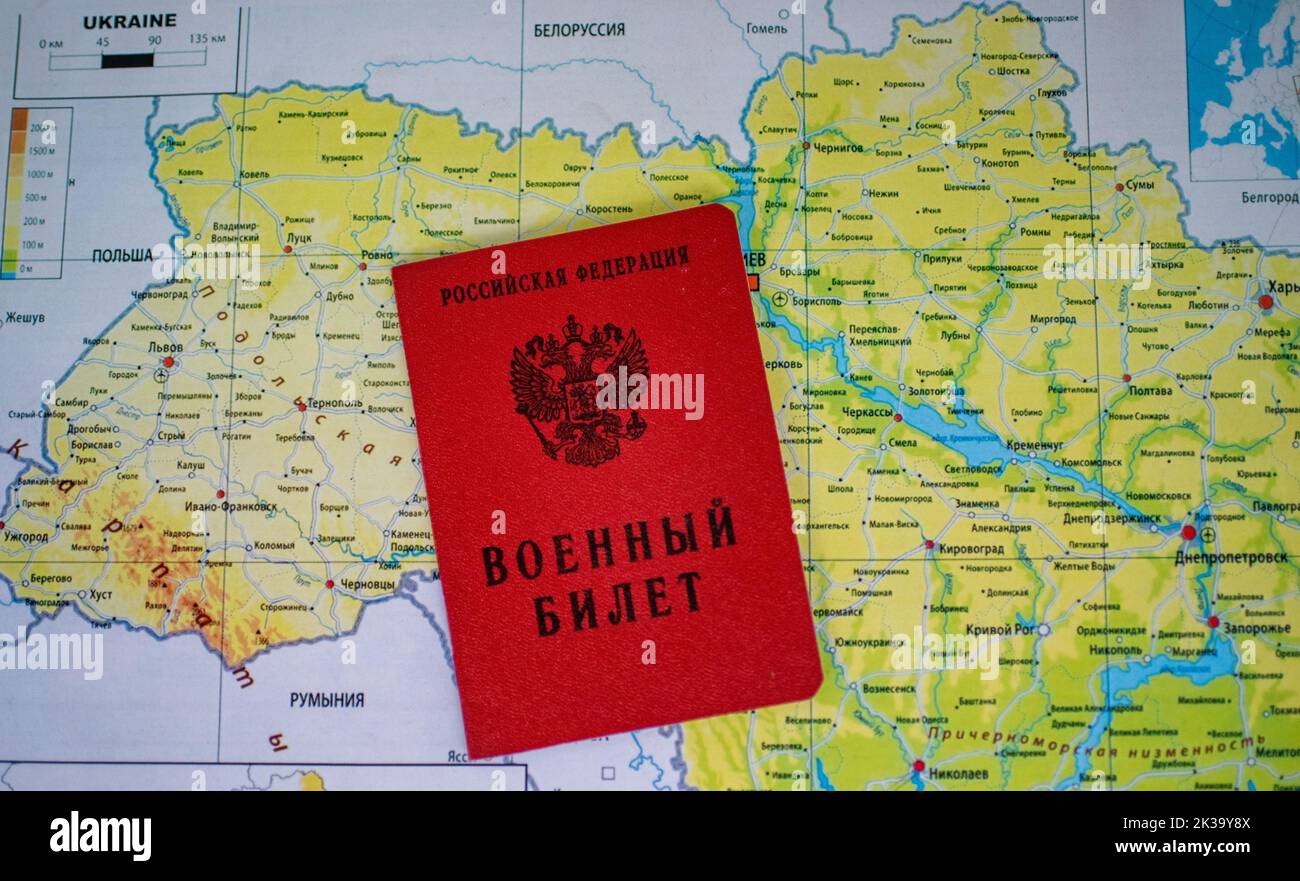 25 settembre 2022, Mosca, Russia. Biglietto militare di un funzionario di riserva della Federazione Russa sullo sfondo di una mappa dell'Ucraina Foto Stock