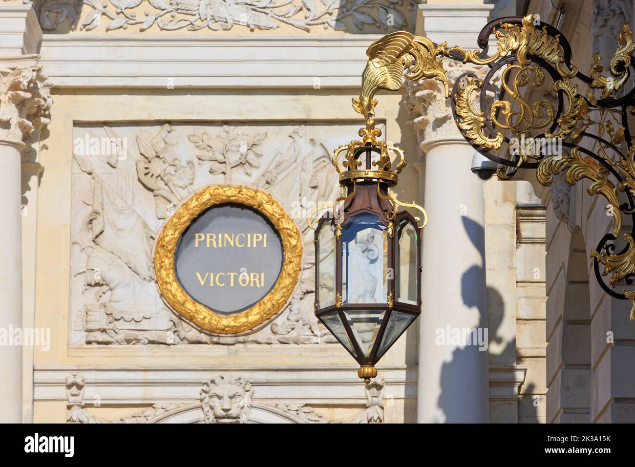 Primo piano di una lanterna di fronte all'Arc Héré o Porte Héré (1752-1755) a Nancy (Meurthe-et-Moselle), Francia Foto Stock