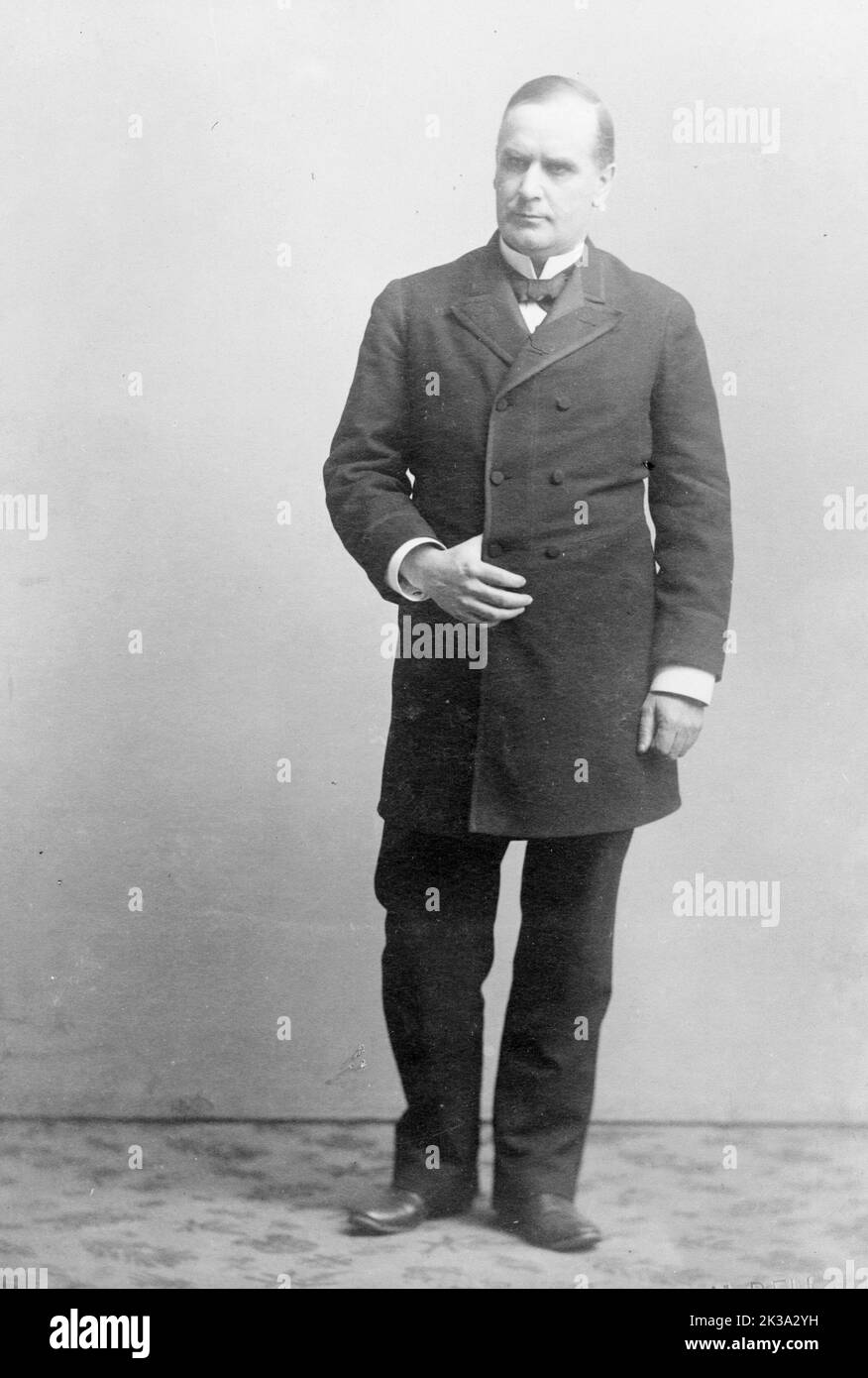 Un ritratto del presidente americano William McKinley del 1901, quando aveva 58 anni. McKinley fu il 25th° presidente degli Stati Uniti, e il terzo dei quattro fu assassinato. Fu ucciso da Leon Czolgosz il 6th settembre 1901. Come James Garfield, McKinley si riprese brevemente dalle ferite, per morire di sepsi qualche tempo dopo. In questa incisione è visto come candidato presidenziale. Foto Stock