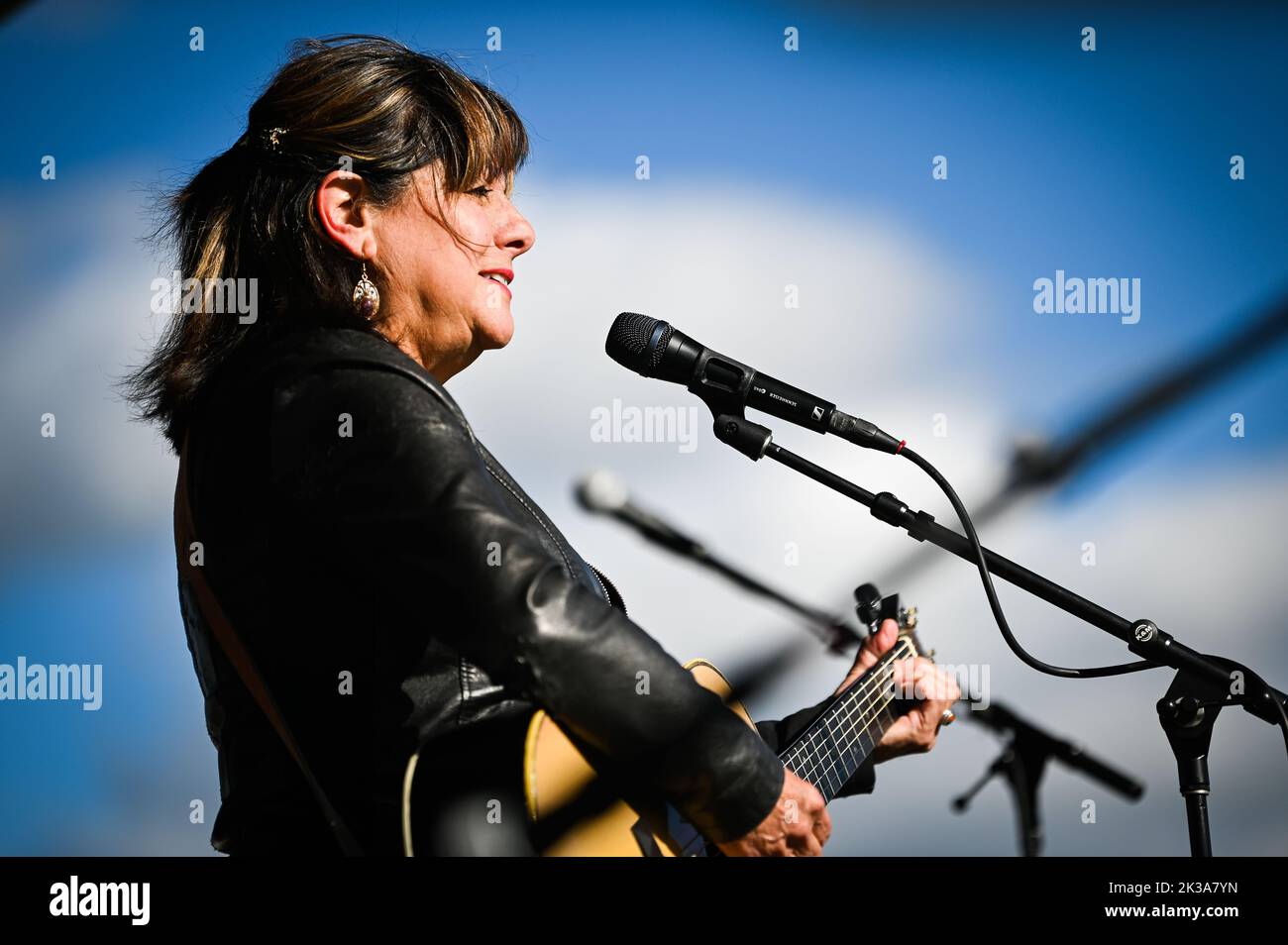 La cantante e cantautrice messicano-americana Tish Hinojosa suona all'Highland Center for the Arts di Greensboro, VT, USA, 24 settembre 2022. Foto Stock