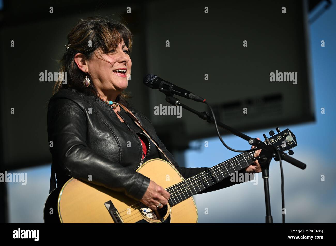 La cantante e cantautrice messicano-americana Tish Hinojosa suona all'Highland Center for the Arts di Greensboro, VT, USA, 24 settembre 2022. Foto Stock