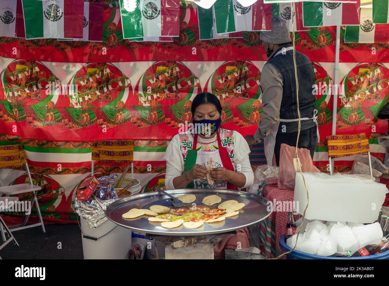 Cuoco di calupas poblanas in una bancarella di strada a Puebla Foto Stock