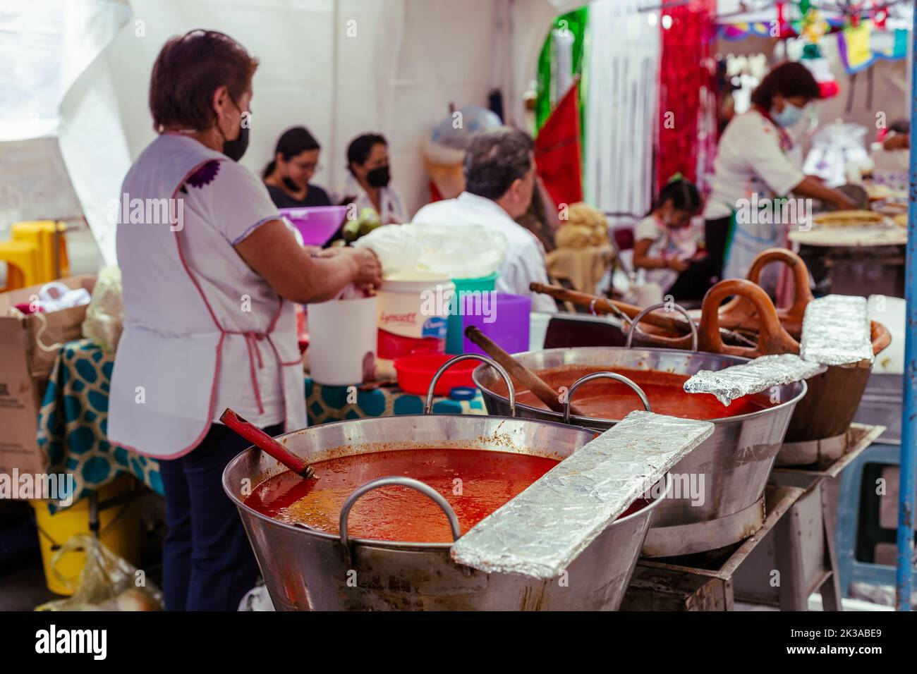Cuoco di calupas poblanas in una bancarella di strada a Puebla Foto Stock