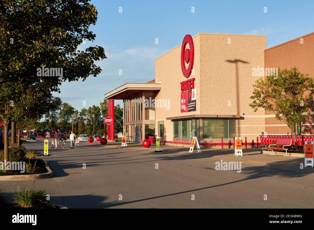 Batavia, New York, USA - 21 febbraio 2022: Un grande magazzino Target nel centro commerciale Towne Center di Batavia. Foto Stock