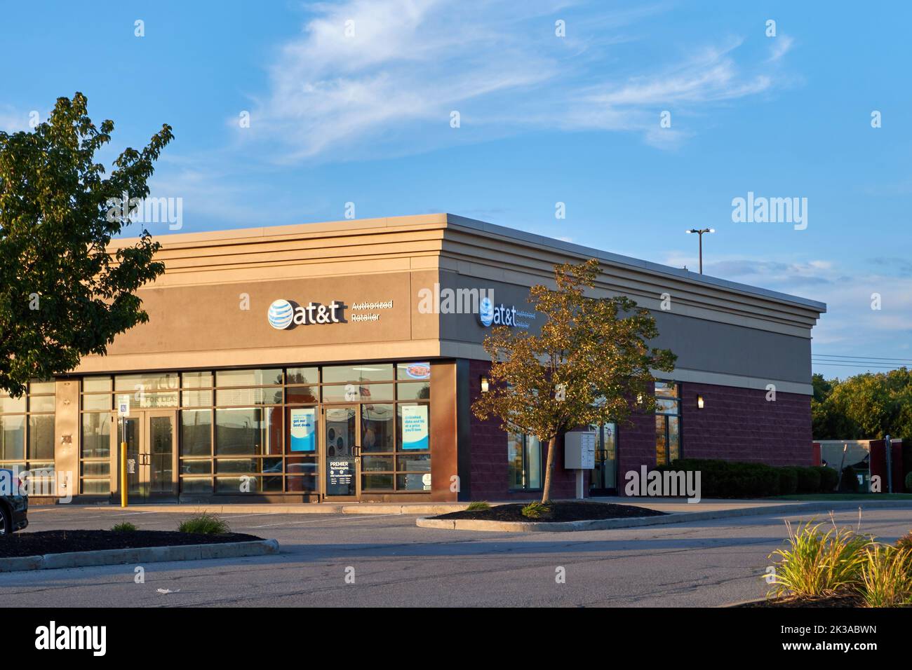 Batavia, New York, USA - 21 febbraio 2022: Un rivenditore AUTORIZZATO AT&T, Premier Technologies, presso il centro commerciale Towne Center. Foto Stock
