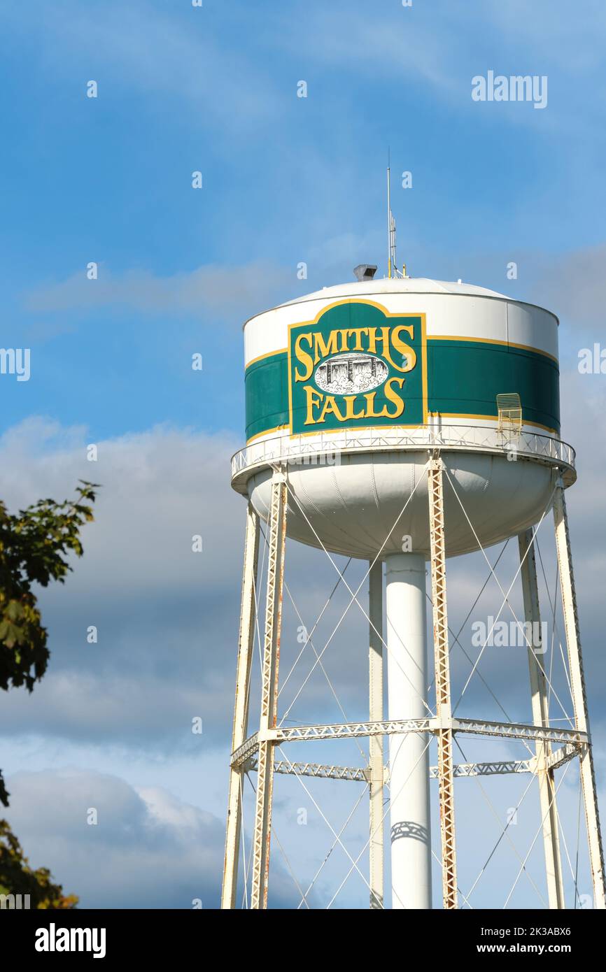 Smiths Falls, Ontario, Canada - 16 settembre 2022: Vista verticale della torre dell'acqua di Smiths Falls. Foto Stock