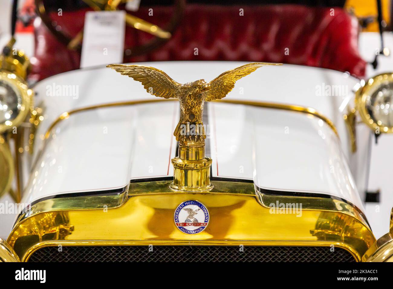 L'elaborato ornamento a cappa di un roadster americano Underslung Scout 1912 bianco in esposizione presso Worldwide Auctioneers ad Auburn, Indiana, USA. Foto Stock