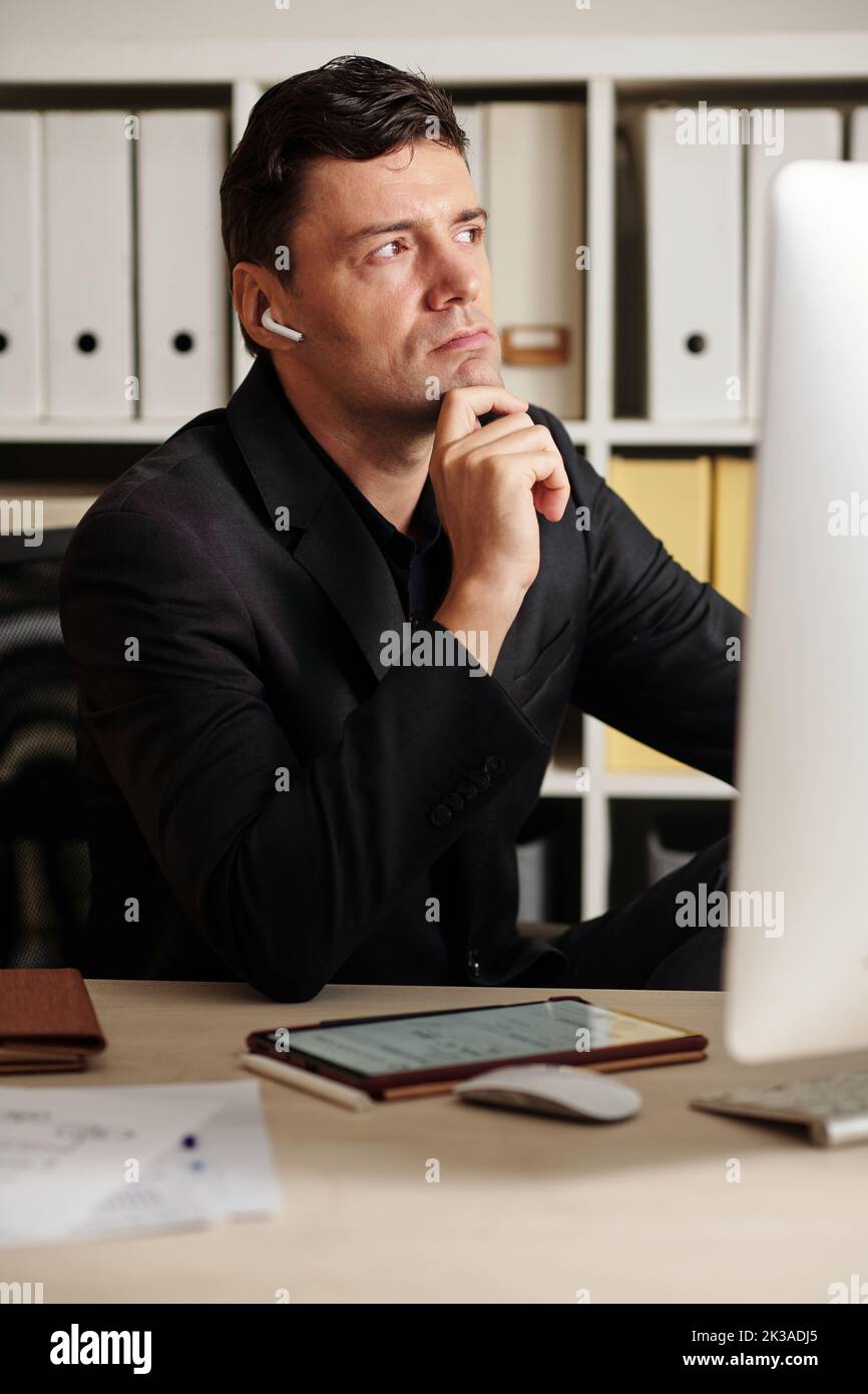 Ritratto dell'imprenditore penoso che medita sullo sviluppo del business Foto Stock