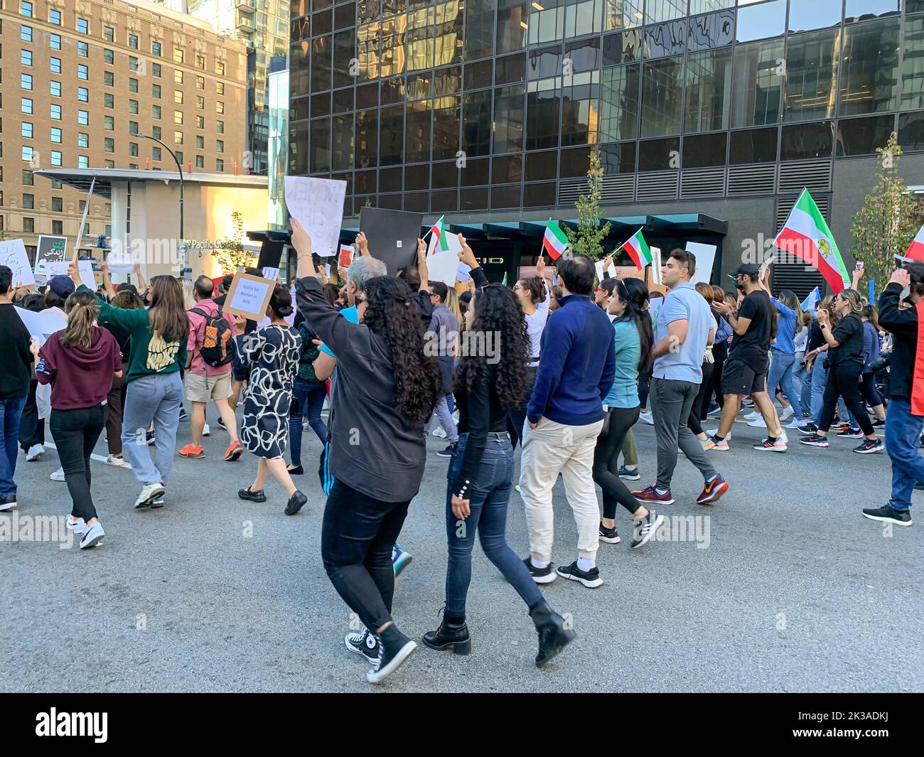 Vancouver, CANADA - Sep 25 2022 : migliaia di persone si riuniscono nel centro di Vancouver per sostenere il movimento di protesta iraniano Foto Stock