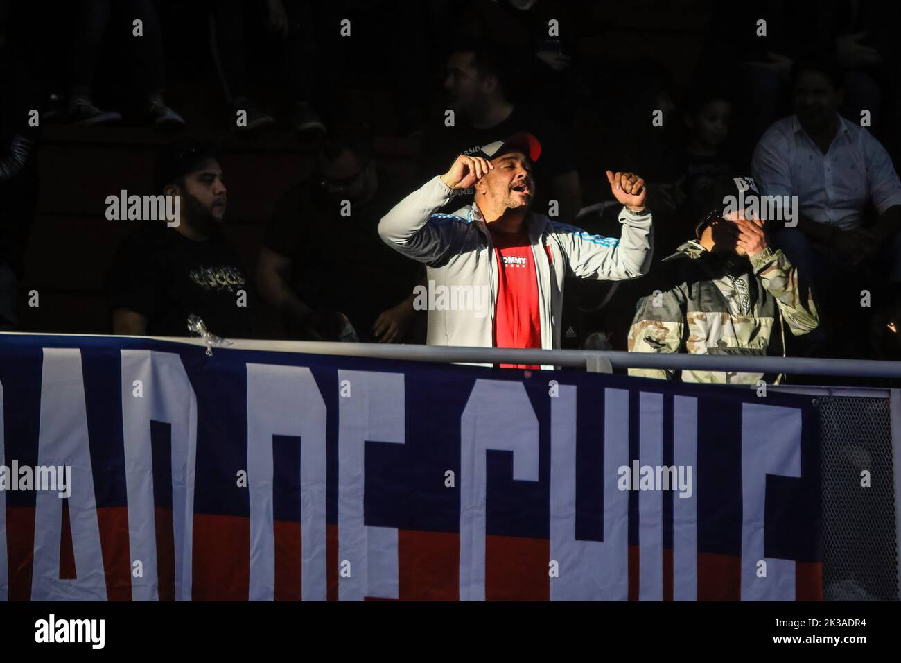 Buenos Aires, Argentina. 25th Set, 2022. Tifoso dell'Universidad de Chile visto durante la partita tra San Lorenzo (ARG) e l'Universidad de Chile (chi) come parte di Libertadores Futsal 2022 Gruppo A alla Befol Arena. (Punteggio finale: San Lorenzo (ARG) 3 - 1 Universidad de Chile (chi) (Foto di Roberto Tuero/SOPA Images/Sipa USA) Credit: Sipa USA/Alamy Live News Foto Stock