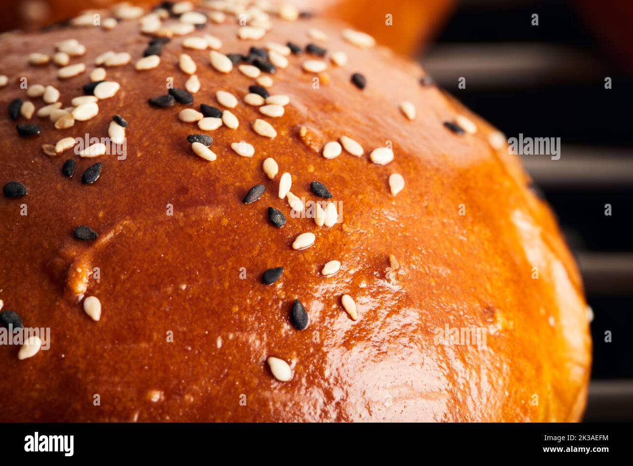 Hamburger panini fatti in casa con semi di sesamo fresco sulla griglia dopo la cottura. Vista frontale. Foto Stock