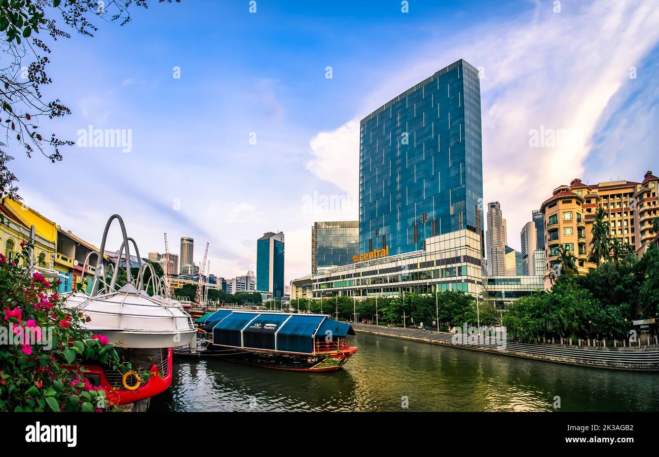 Vista panoramica di Clarke Quay Central e Paradox Singapore da Clarke Quay durante il tramonto. Foto Stock