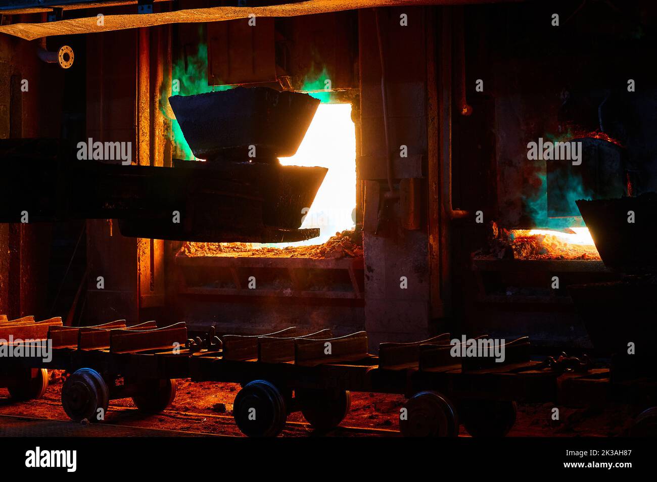 Caricamento di lingotti di rame di remelt nel forno riverberatorio Foto Stock