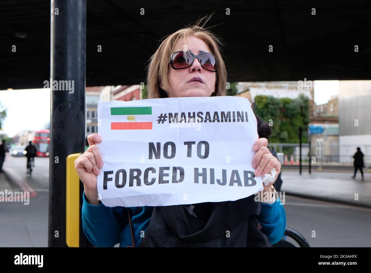 Londra, Regno Unito. 25th Settembre 2022. Centinaia di iraniani britannici hanno continuato la loro protesta dopo che una donna curda di 22 anni, Mahsa Amini, detenuta dalla polizia morale nazionale per aver indossato il suo hijab in modo errato, è morta in custodia. Una manifestazione iniziata fuori dall'ambasciata iraniana si è trasferita al Centro Islamico d'Inghilterra, gestito dal rappresentante britannico dell'Ayotollah Khamenei. La polizia antisommossa è stata preparata per disperdere la folla dopo lo scoppio del disordine. Credit: Undicesima ora di Fotografia/Alamy Live News Foto Stock