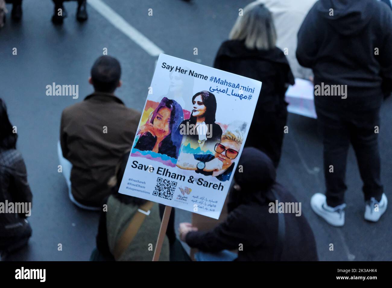 Londra, Regno Unito. 25th Settembre 2022. Centinaia di iraniani britannici hanno continuato la loro protesta dopo che una donna curda di 22 anni, Mahsa Amini, detenuta dalla polizia morale nazionale per aver indossato il suo hijab in modo errato, è morta in custodia. Una manifestazione iniziata fuori dall'ambasciata iraniana si è trasferita al Centro Islamico d'Inghilterra, gestito dal rappresentante britannico dell'Ayotollah Khamenei. La polizia antisommossa è stata preparata per disperdere la folla dopo lo scoppio del disordine. Credit: Undicesima ora di Fotografia/Alamy Live News Foto Stock