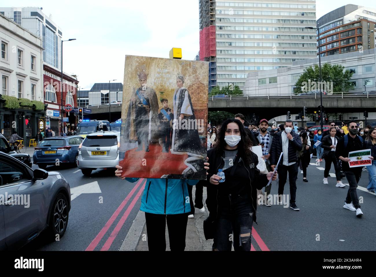 Londra, Regno Unito. 25th Settembre 2022. Un manifestante tiene un ritratto dell'ex Famiglia reale iraniana mentre centinaia di iraniani continuarono la loro protesta, dopo che una donna curda di 22 anni, Mahsa Amini, detenuta dalla polizia morale della nazione per aver indossato il suo hijab in modo errato, morì in custodia. Una manifestazione iniziata fuori dall'ambasciata iraniana si è trasferita al Centro Islamico d'Inghilterra, gestito dal rappresentante britannico dell'Ayotollah Khamenei. La polizia antisommossa è stata preparata per disperdere la folla dopo lo scoppio del disordine. Credit: Undicesima ora di Fotografia/Alamy Live News Foto Stock