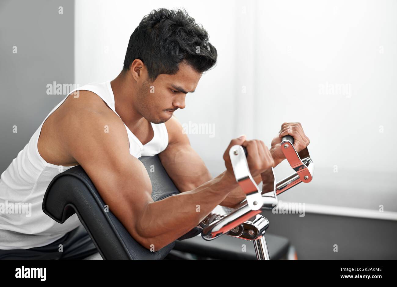 HES sempre in palestra. Un giovane etnia che si esercita in palestra. Foto Stock