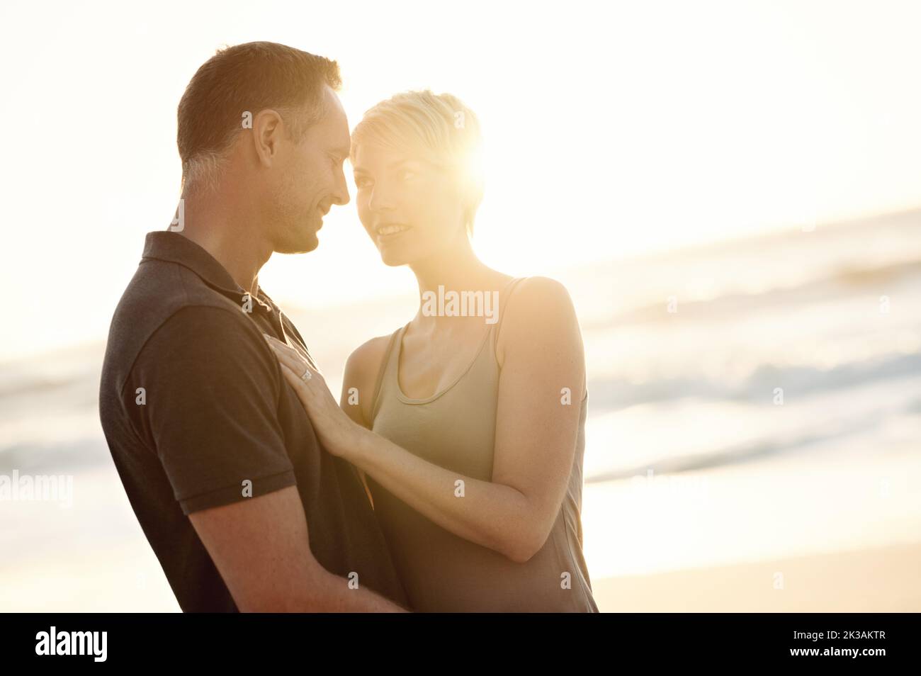 Per sempre e sempre innamorati. Una coppia matura che si gode una giornata in spiaggia. Foto Stock