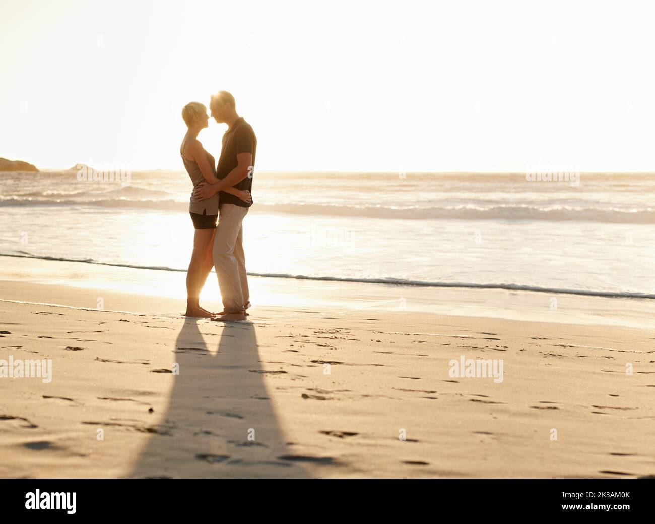 E' una bella giornata da innamorarsi, una coppia matura che si gode una giornata in spiaggia. Foto Stock