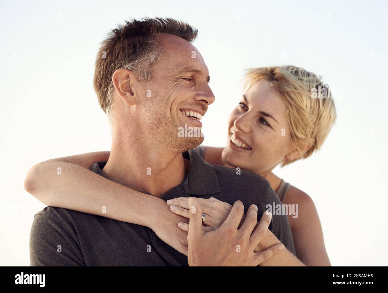 Mettere il nostro matrimonio al primo posto. Una coppia matura che si gode una giornata in spiaggia. Foto Stock
