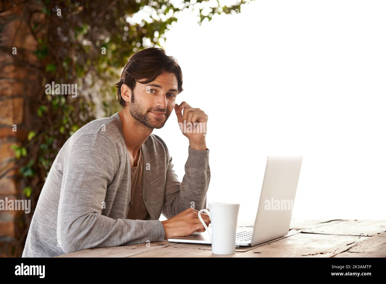 I vantaggi del wi-fi: Godersi la natura. Ritratto di un bel giovane che lavora sul suo laptop all'esterno. Foto Stock