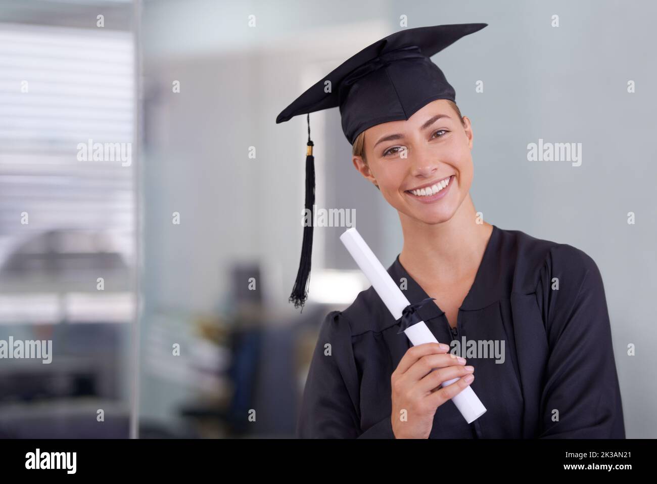 Il mondo è ora la sua ostrica. Ritratto di una giovane donna in un abito di laurea in possesso di un diploma. Foto Stock