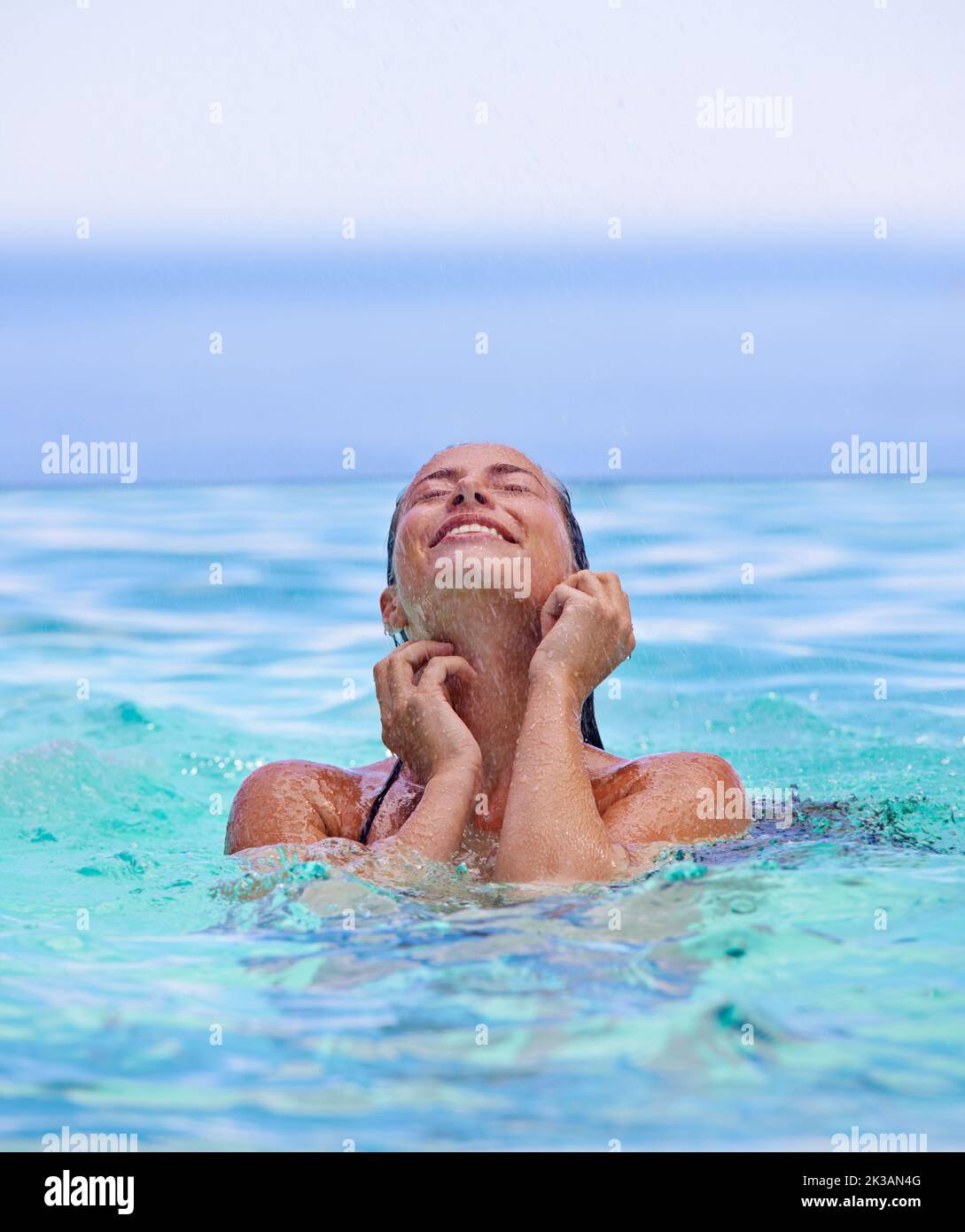 Questo è così rinfrescante. Una bella giovane donna spensierata che si gode una nuotata. Foto Stock