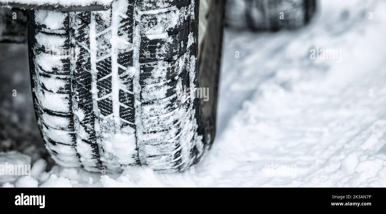 Battistrada perfetto per una giornata di neve. Primo piano di un pneumatico auto nella neve. Foto Stock