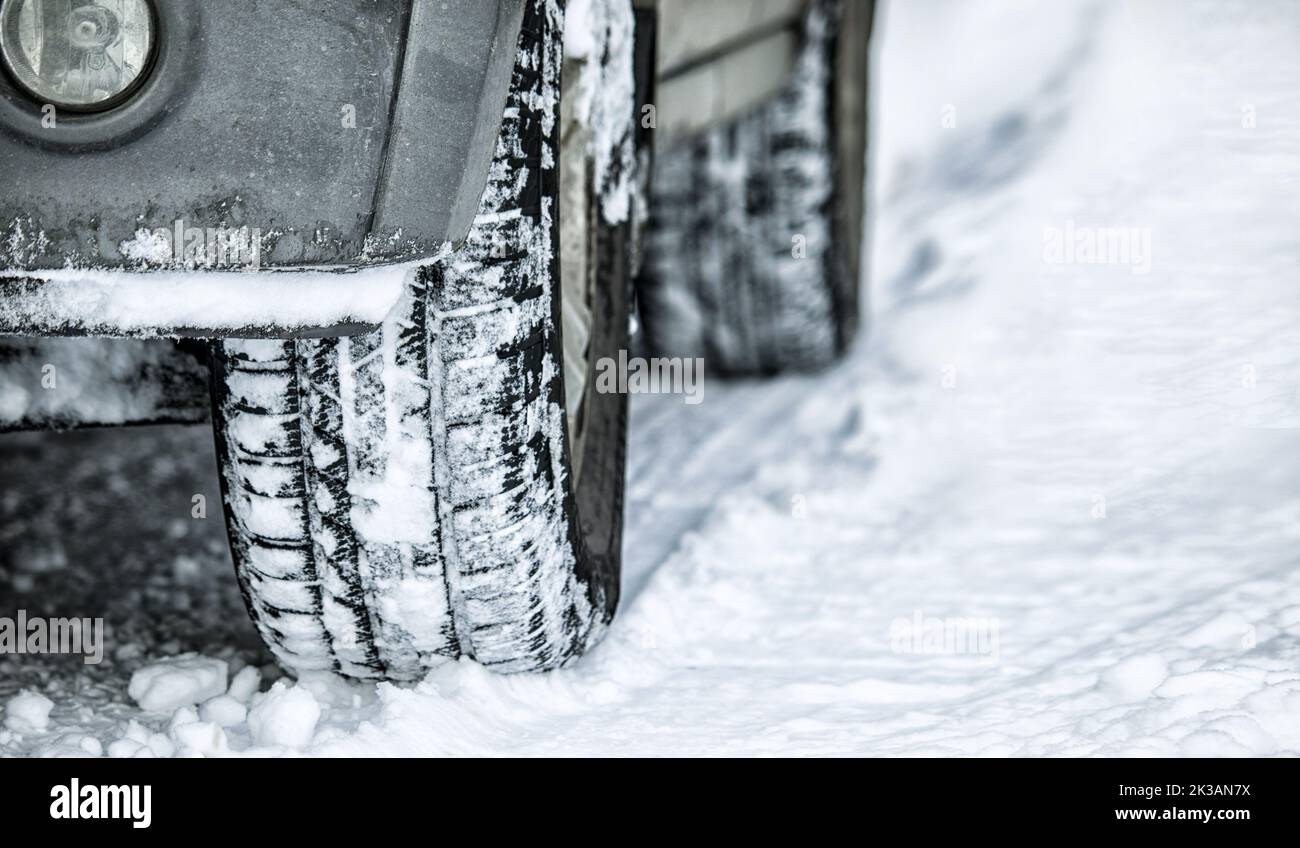 Attraverso slitta e neve. Primo piano di un'auto che attraversa la neve. Foto Stock