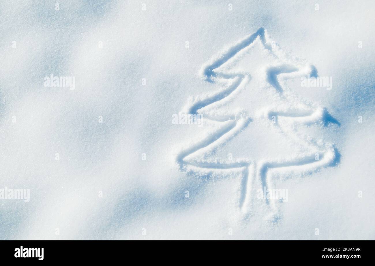 Pronto per un Natale bianco. Un albero di natale disegnato nella neve. Foto Stock
