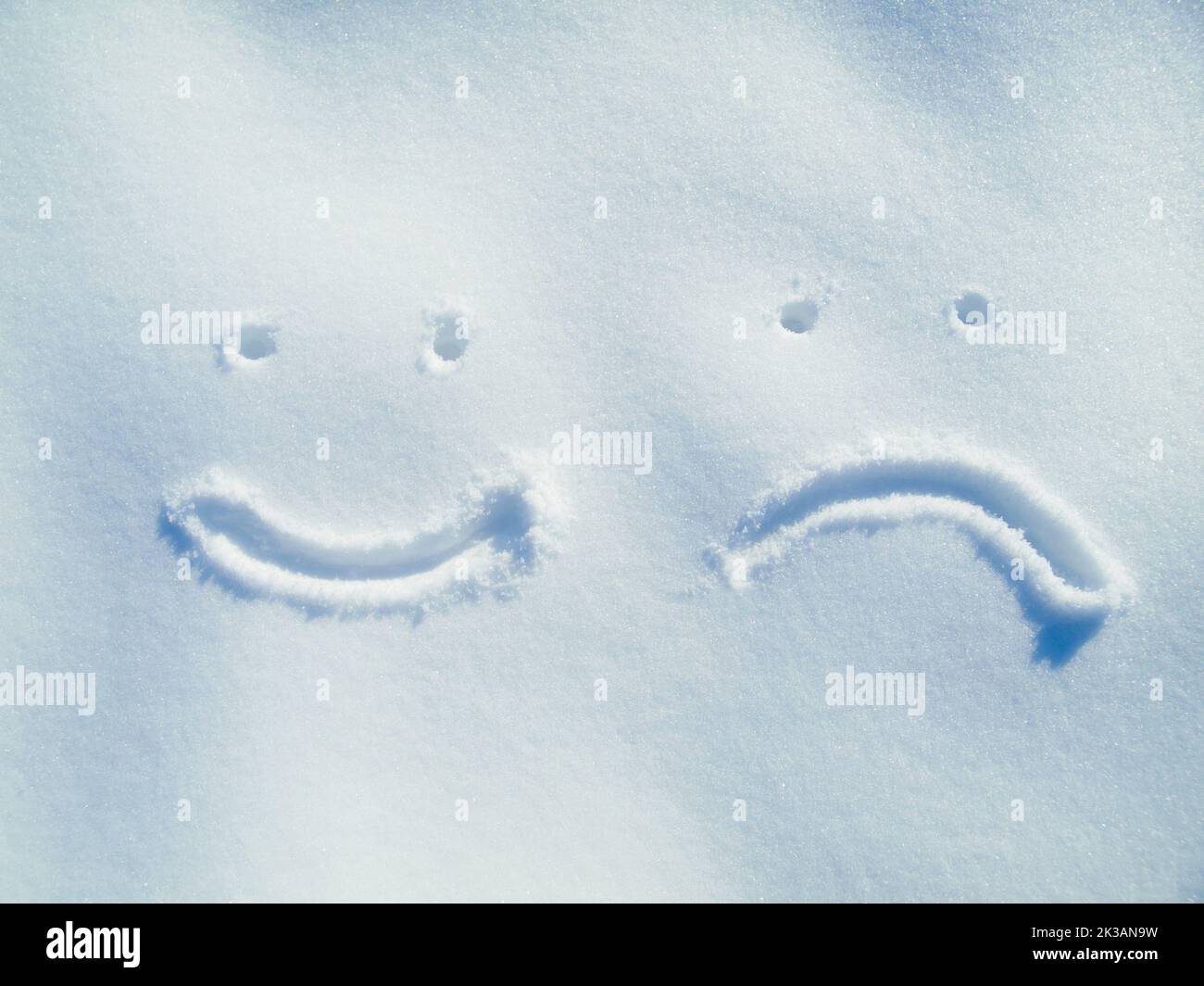 I volti dell'inverno. I volti sorridenti e frowny nella neve. Foto Stock