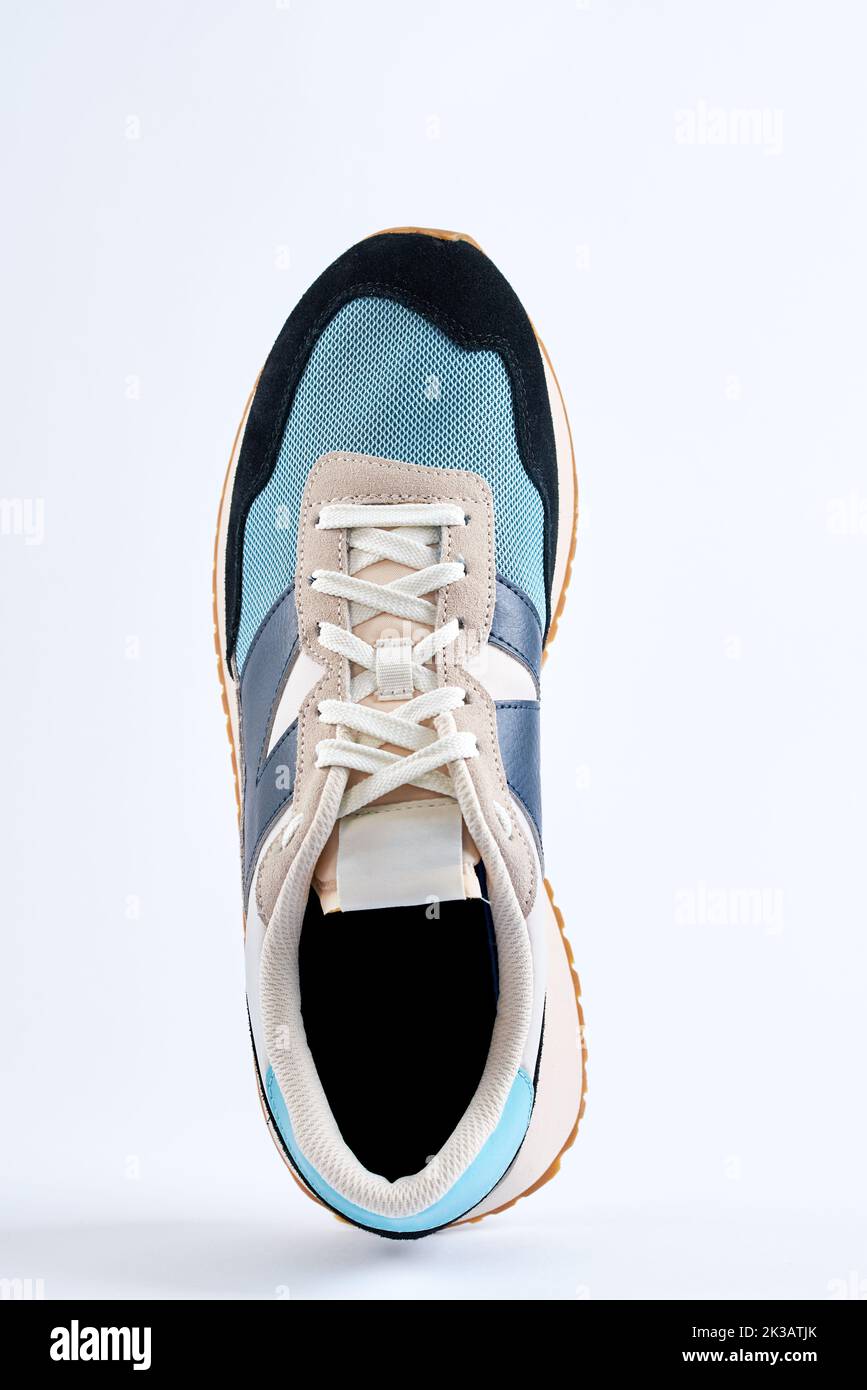 Eleganti scarpe New Balance modello MS237HL1 su sfondo bianco, vista dall'alto. Sneaker alla moda. Elegante concetto minimalistico alla moda Foto Stock