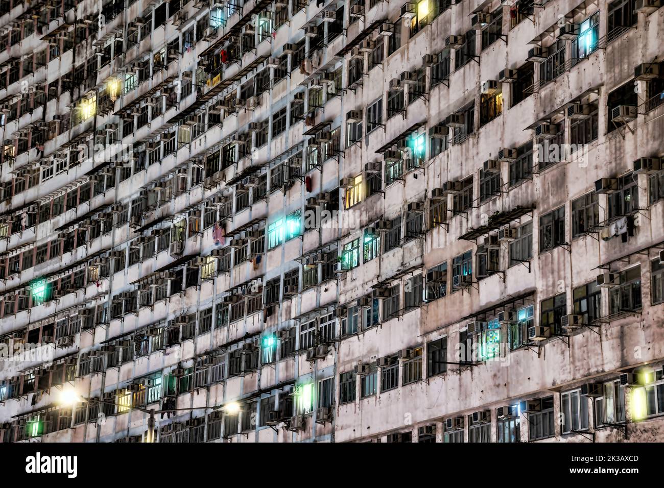 Affollati edifici residenziali vecchi, Hong Kong, Cina. Foto Stock