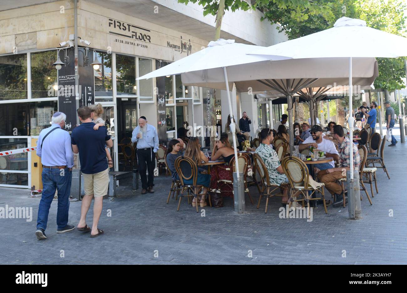 La vivace via Bezalel a Gerusalemme, Israele. Foto Stock