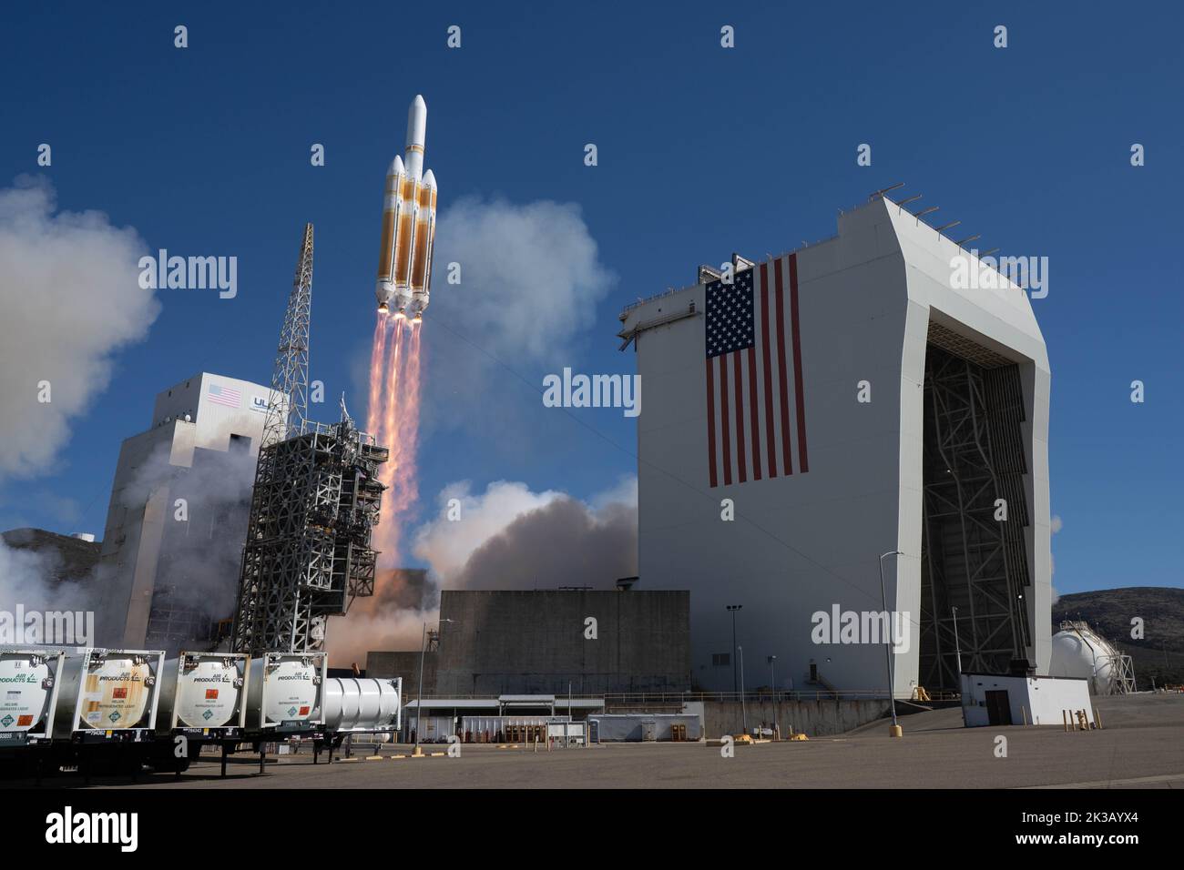 24 settembre 2022; Lompoc, California, Stati Uniti; il razzo Delta IV Heavy viene lanciato dalla Vandenberg Space Force base trasportando il carico utile classificato NROL-91 dallo Space Launch Complex 6. (Stan Szeto/immagine dello sport) Foto Stock