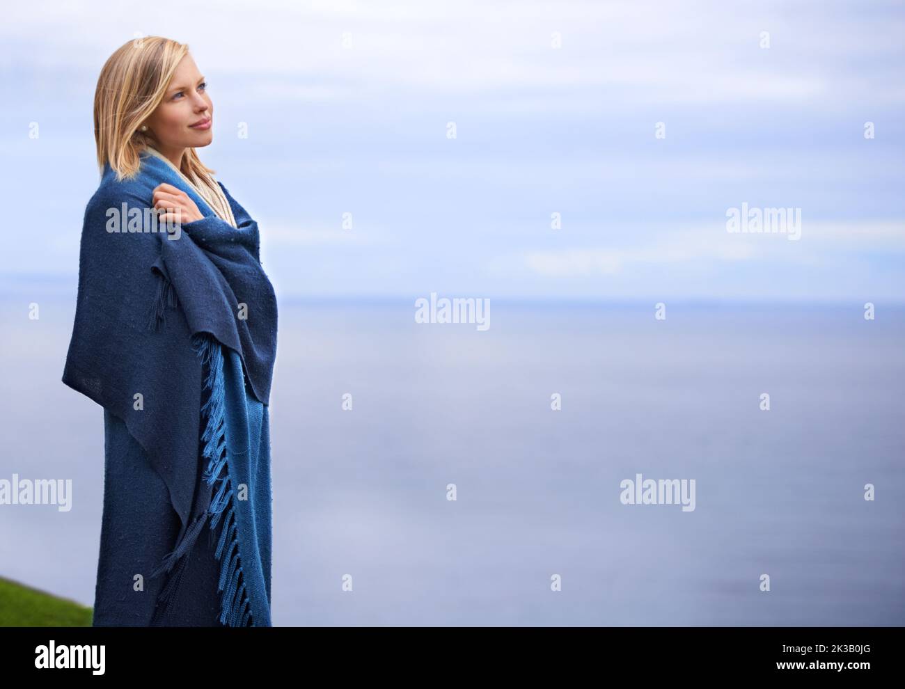 Contemplazione mattutina. Una bella giovane donna in piedi all'oceano. Foto Stock
