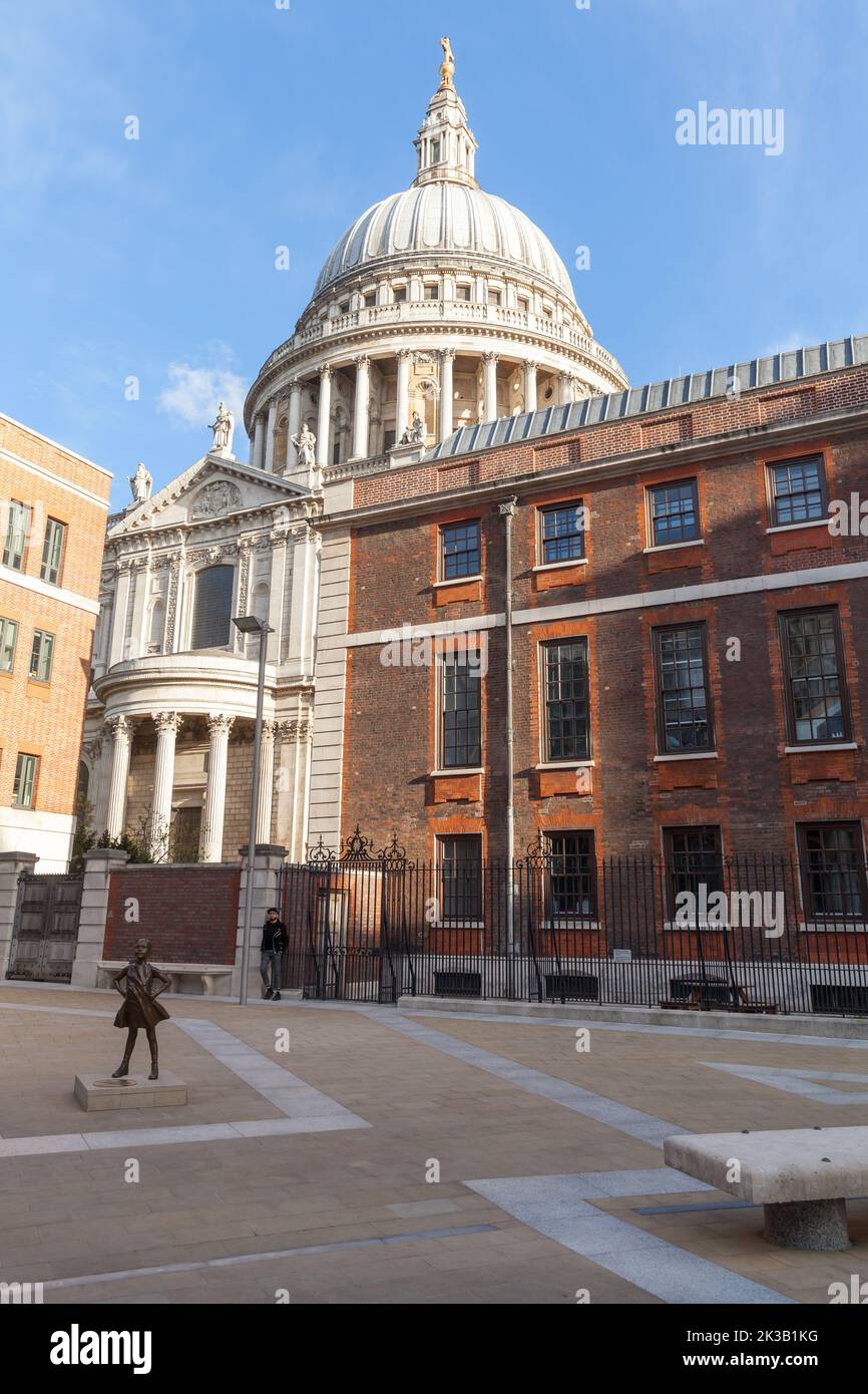 Londra, Regno Unito - 25 aprile 2019: Vista sulla città di Londra con la cupola della Cattedrale di San Paolo sullo sfondo, un uomo si trova vicino all'ingresso laterale Foto Stock
