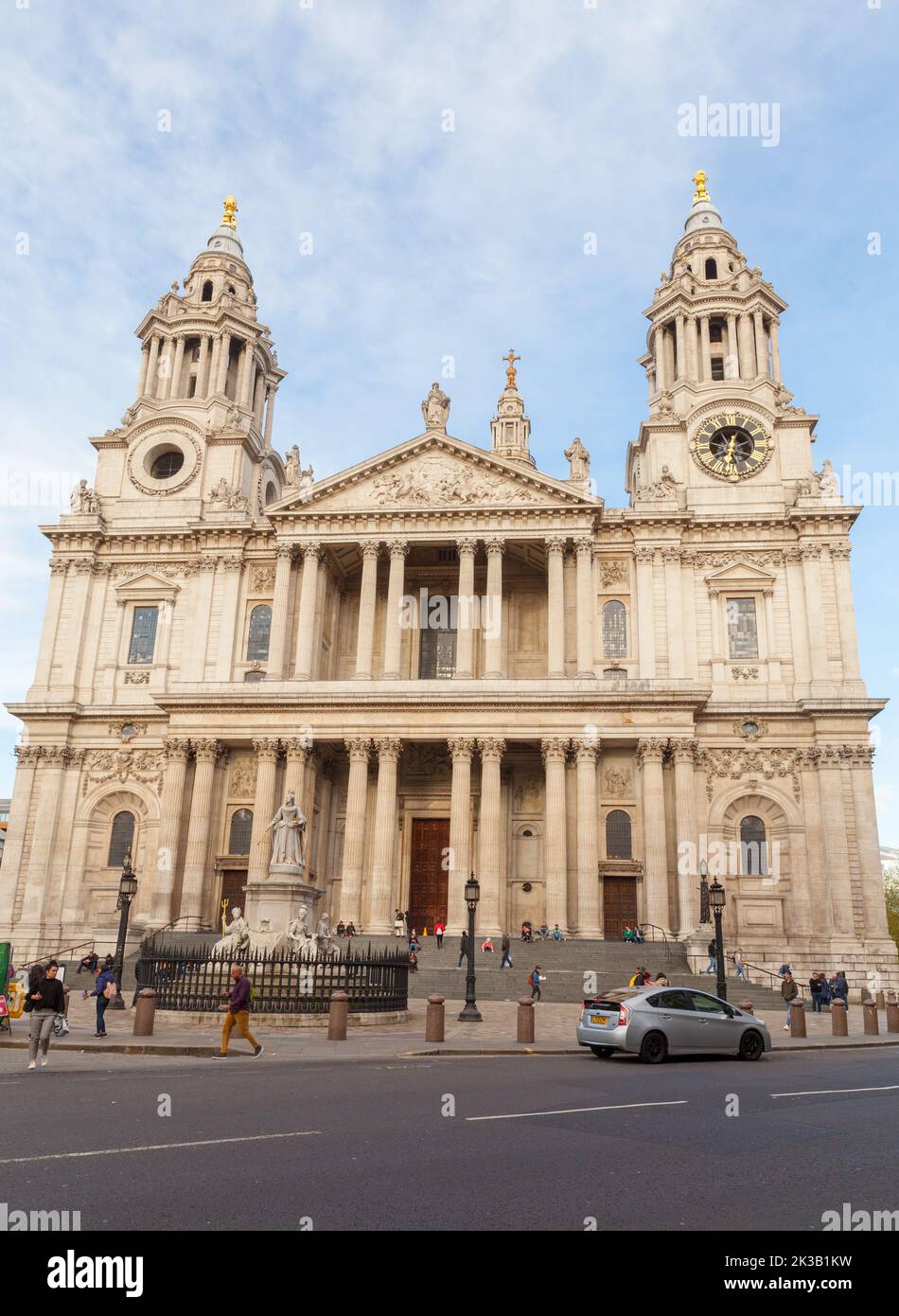 Londra, Regno Unito - 25 aprile 2019: Persone ordinarie sono sulla strada di fronte alla Cattedrale di Saint Paul Foto Stock