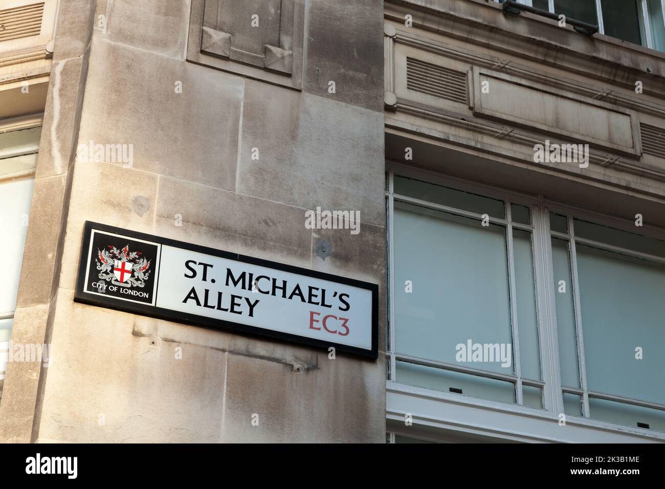 Londra, Regno Unito - 25 aprile 2019: Cartello stradale di Londra. St. Michael Alley Street, città di Londra Foto Stock