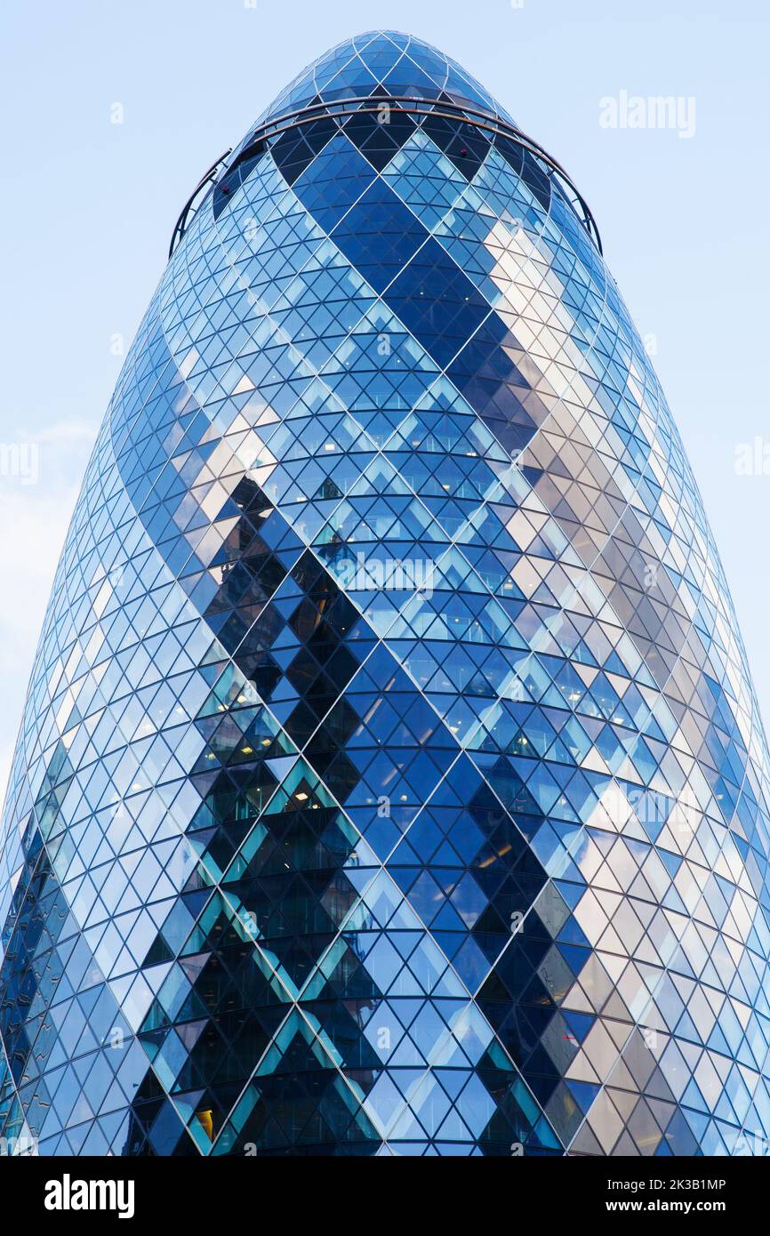 Londra, Regno Unito - 25 aprile 2019: Esterno di 30 St Mary Axe precedentemente conosciuto come Swiss Re Building e conosciuto informalmente come il Gherkin Foto Stock